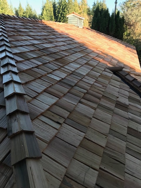 A new cedar shake roof after installation to help illustrate Aloha Or roofing services