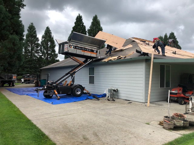 Roof tear off in process to help illustrate Aloha OR roofing services
