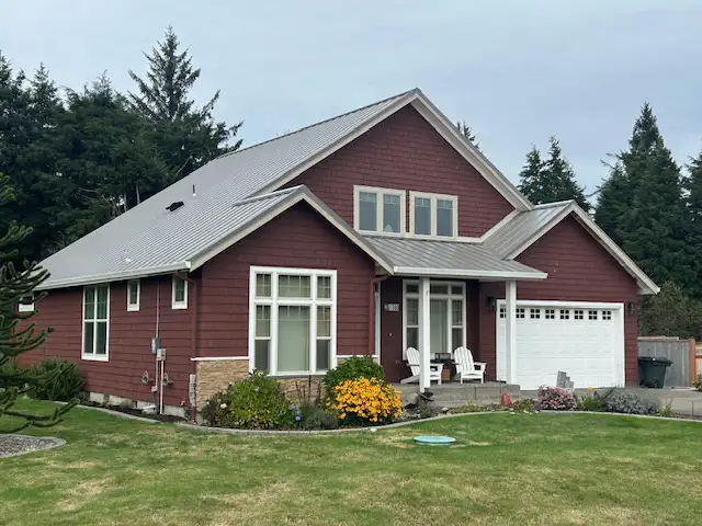 Warner Roofing intalled new metal residential roofing on a red home in Clark County.